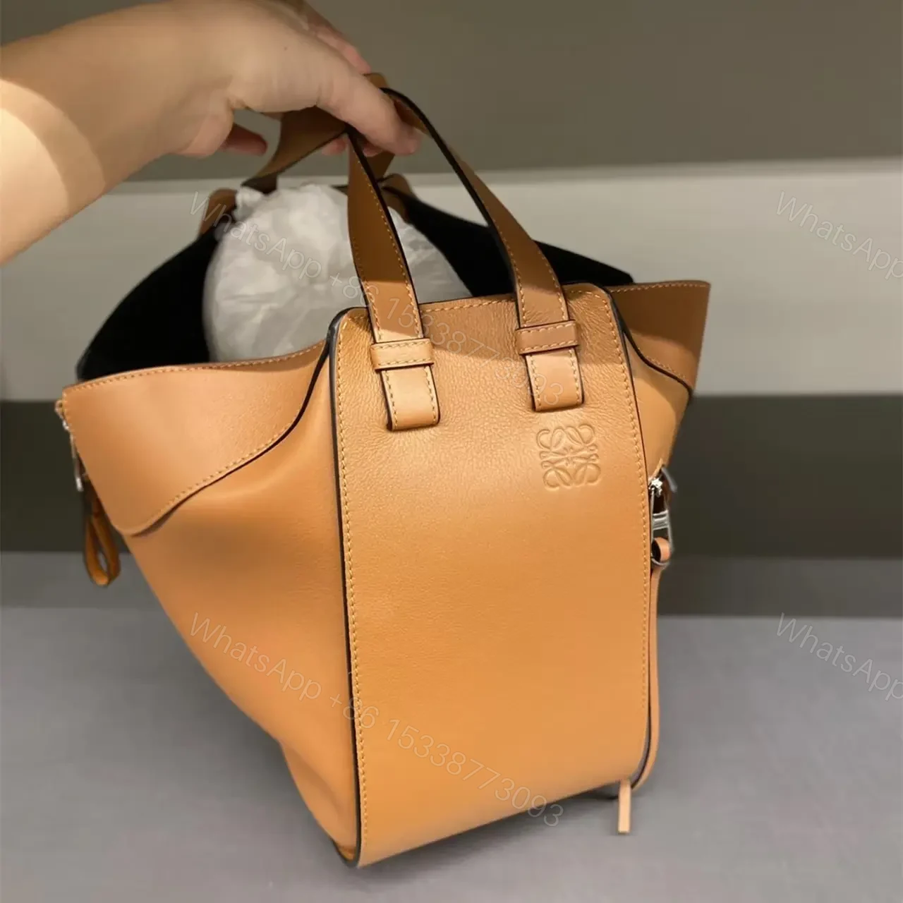 View 17 of 高仿Loewe*Hammock系列5542粒面小牛皮吊床手袋焦糖色小號免檢版