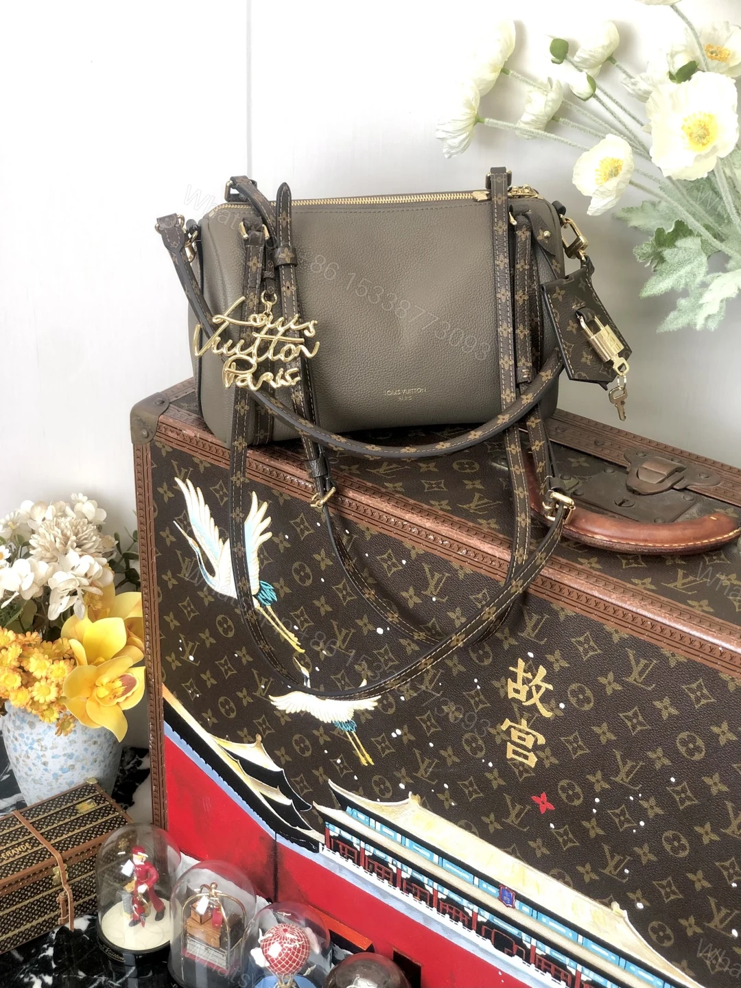 LV 高仿 灰色拼接相機包 Monogram肩帶 百搭款 — view 1