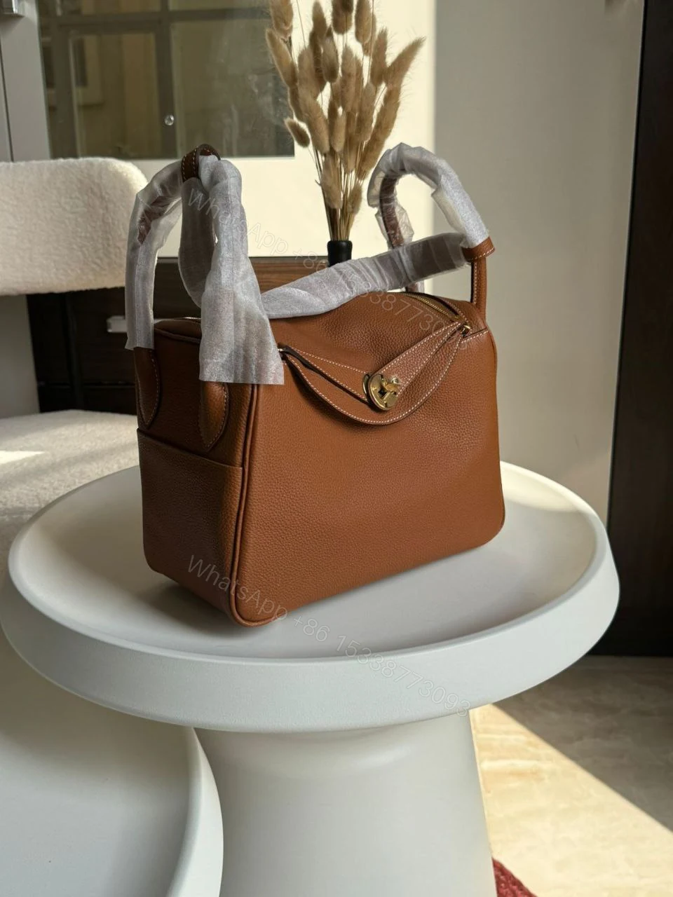 View 5 of HERMÈS Lindy 26 shoulder bag in Beton Evercolor leather