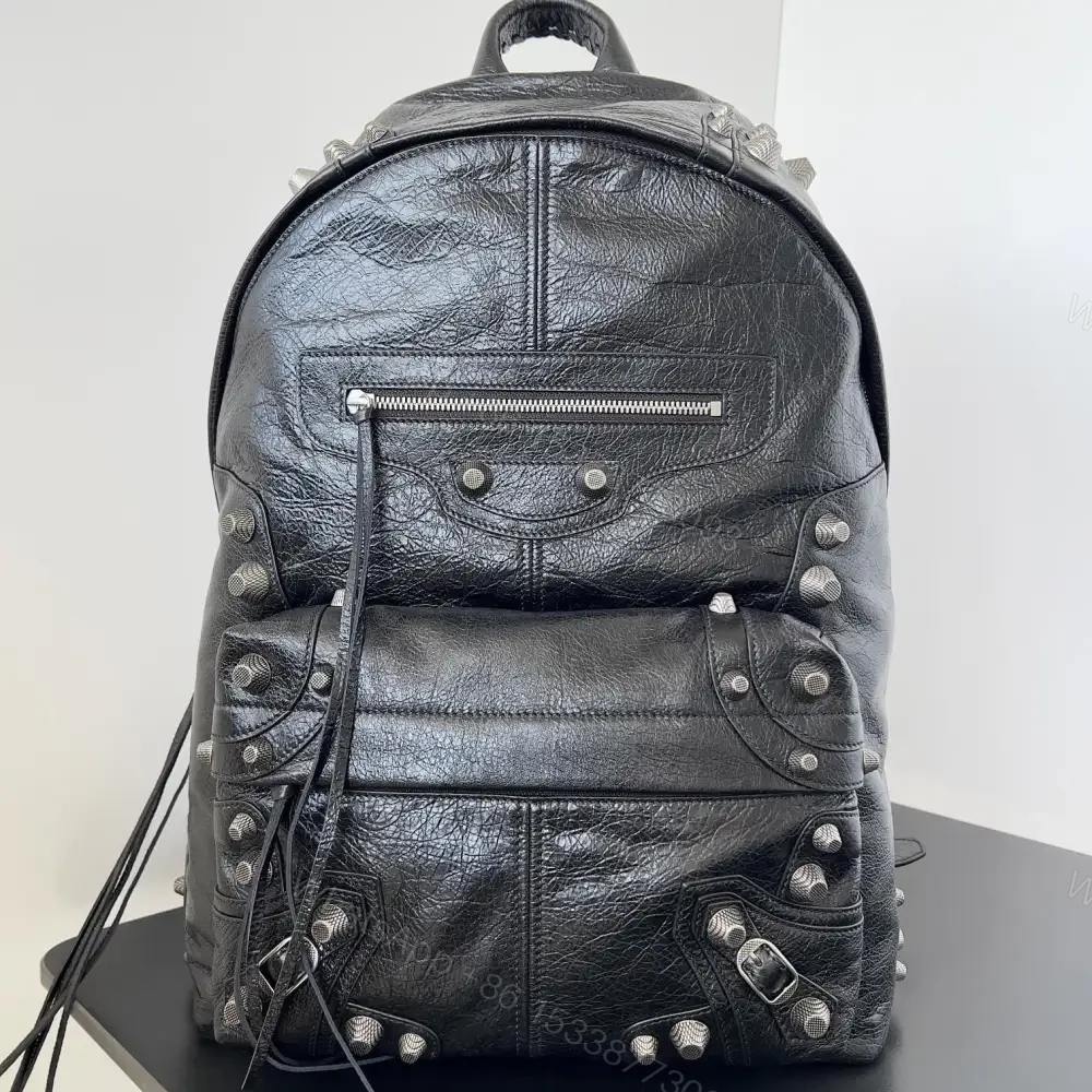 高仿BalenciagaLeCagole系列鉚釘雙肩包 — view 1