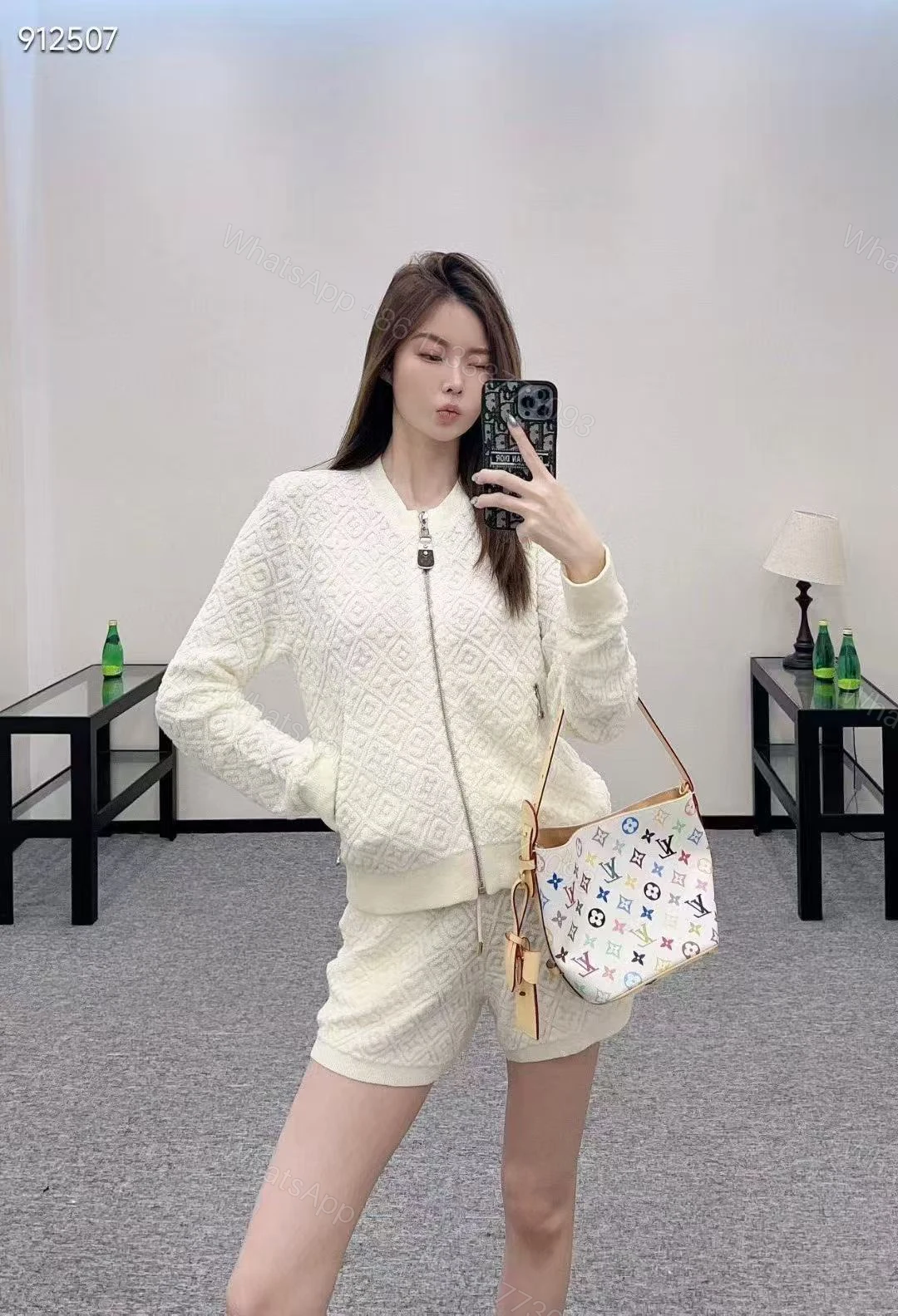 LV 精品仿製白色立體紋女士運動套裝時尚百搭款 — view 1