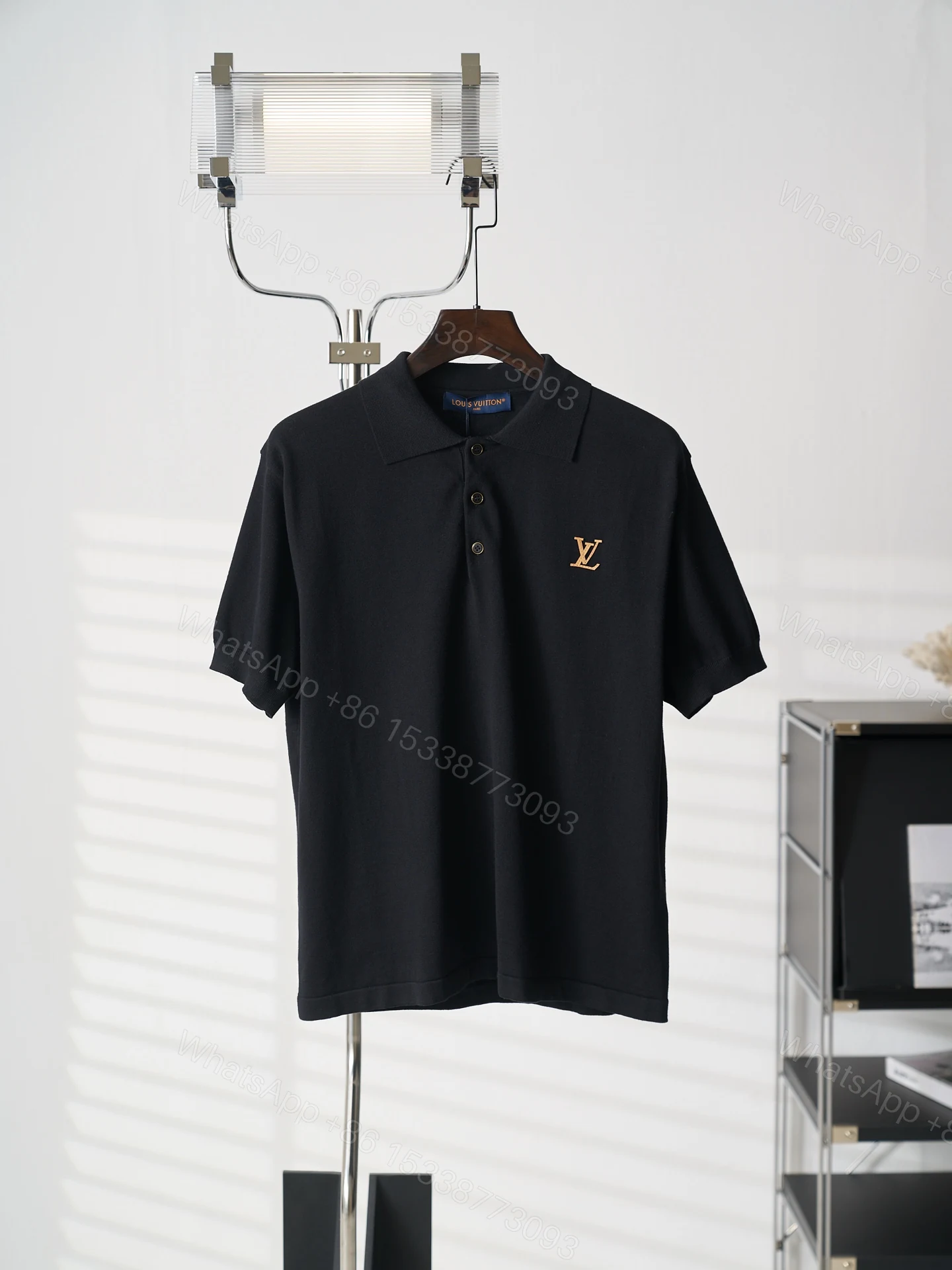 LV 高仿 刺繡Logo翻領短袖Polo衫 黑色簡約商務款 — view 1