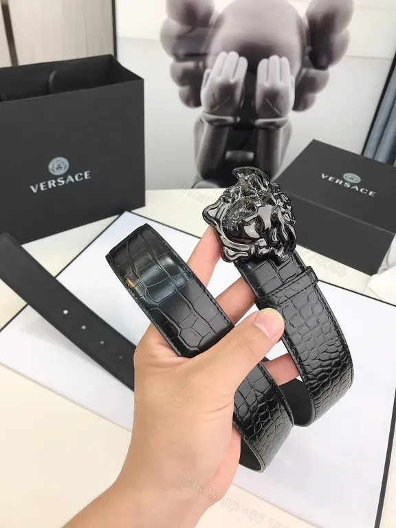 Crocodile-Texture Leather Belt: Lion Buckle Luxury Belt — view 1
