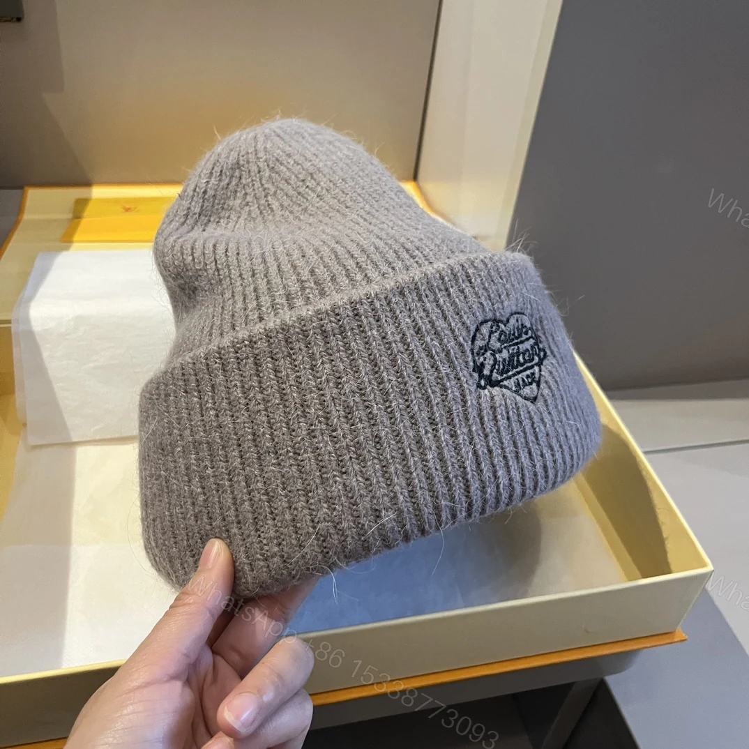 LV 一比一毛線毛帽 心形刺繡款 柔灰色質感百搭風 — view 1