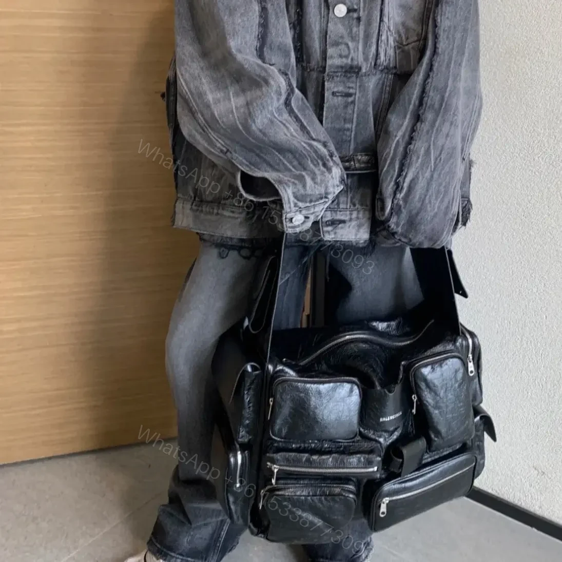 View 12 of 高仿BalenciagaSuperbusy系列復古工裝單肩包