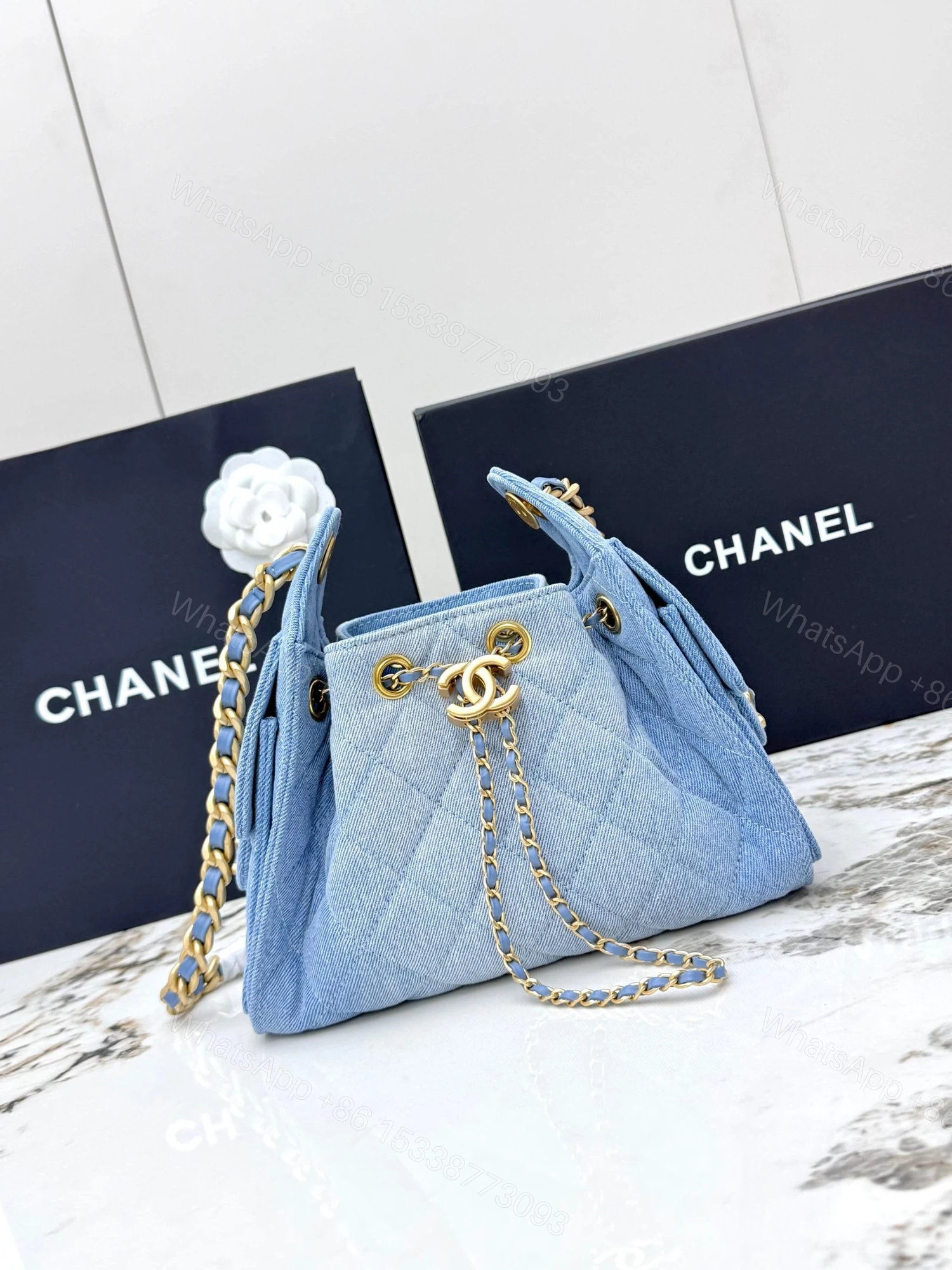 CHANEL 一比一 女款淺藍丹寧抽繩包 金鏈小巧百搭肩背款 — view 1