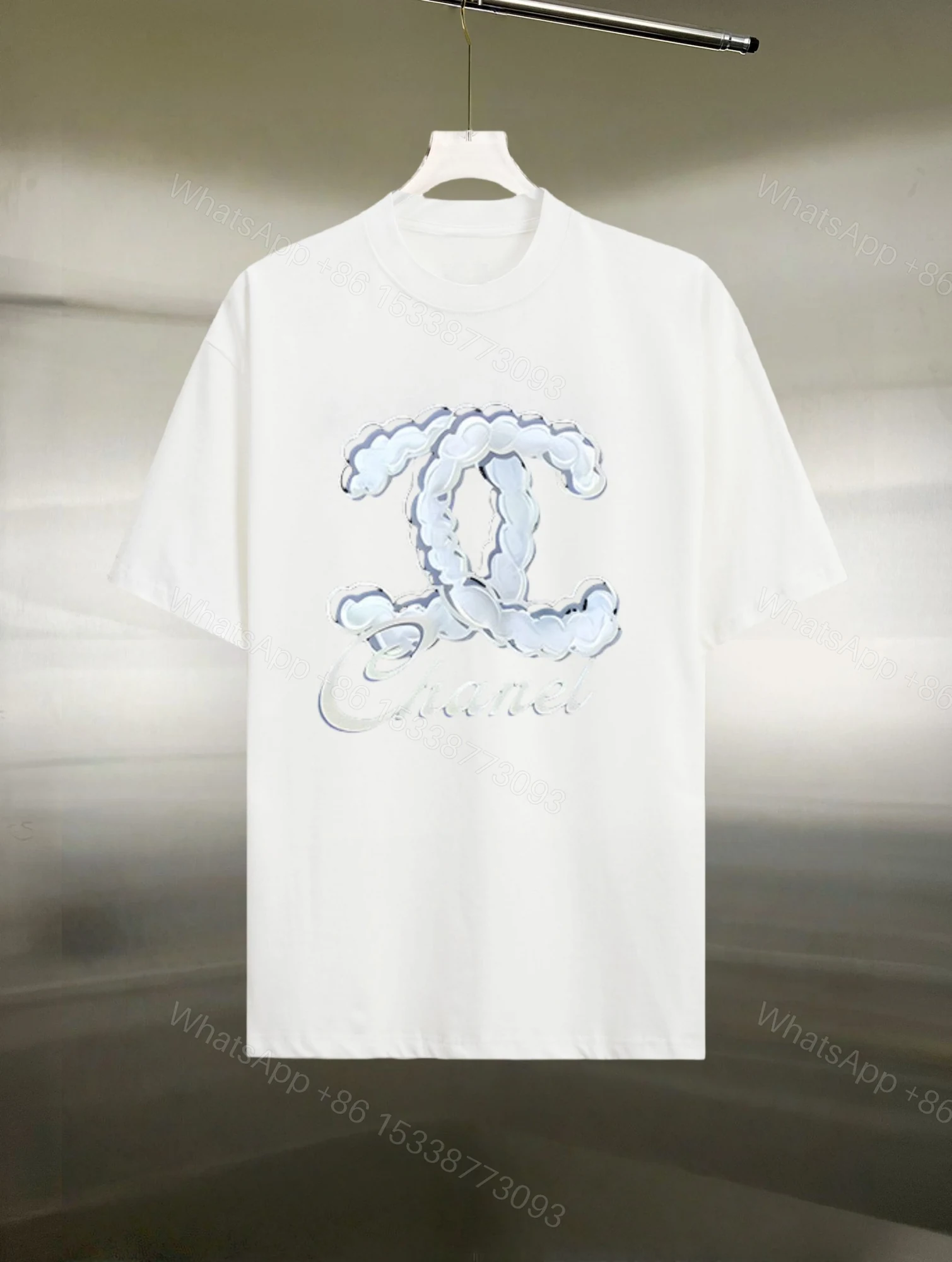 Chanel 高仿男女款白色立體LOGO T恤 雙C設計簡約又吸睛 — view 1