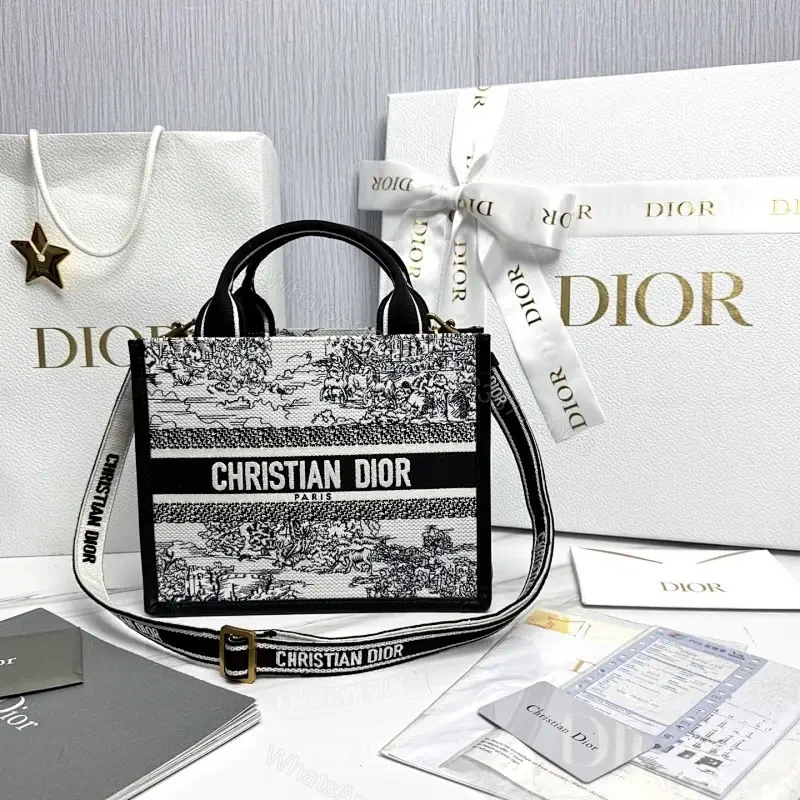 Monochrome Luxe Tote: Structured Compact Everyday Carry — view 1