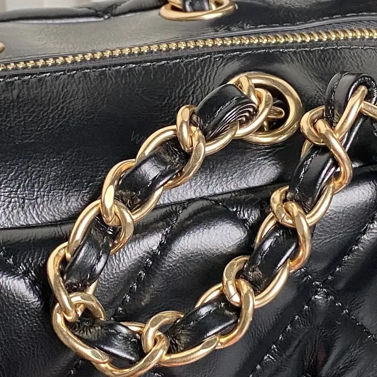 View 4 of Chic Quilted Black Chain-Handle Bag: Luxury Everyday