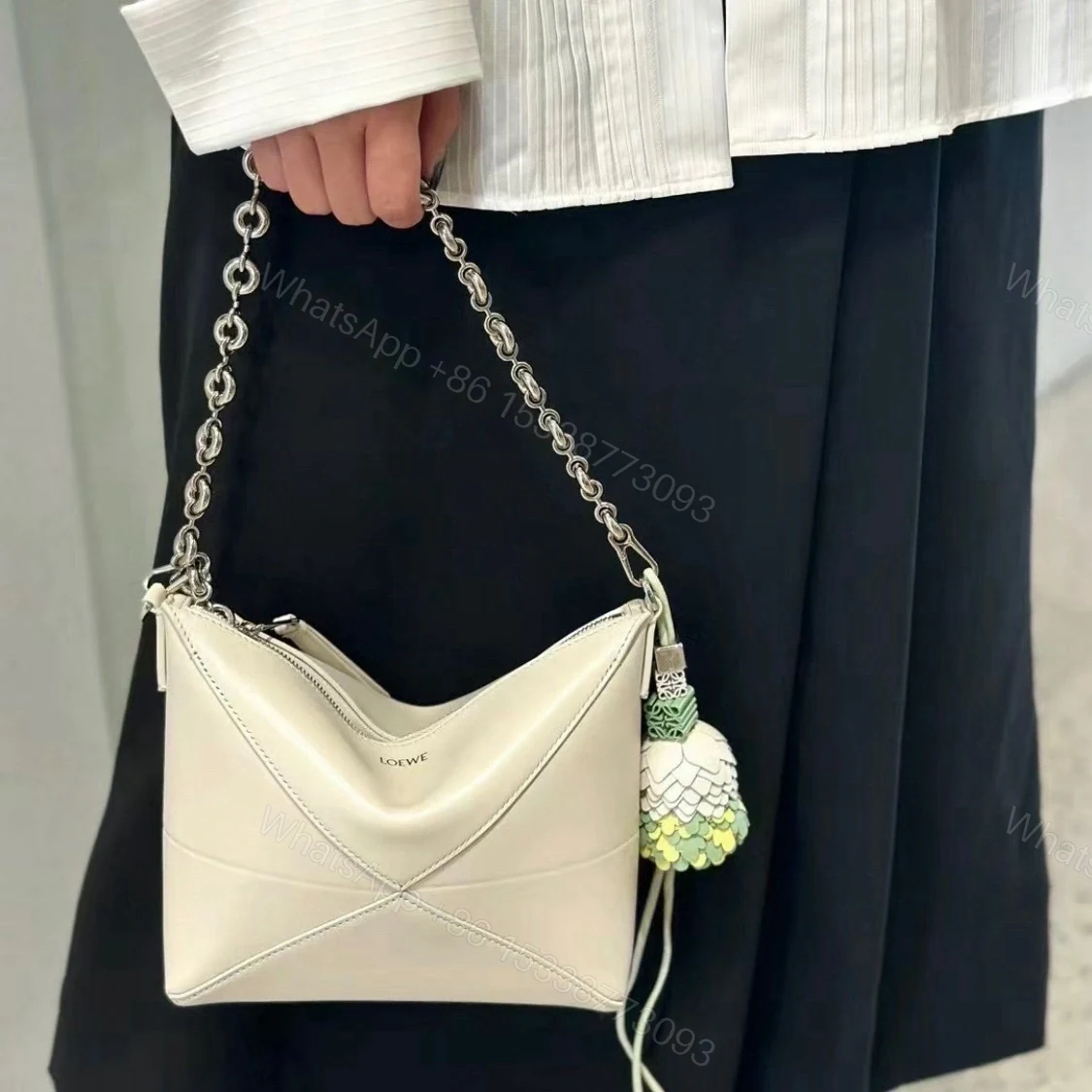 View 15 of 高仿Loewe*Fold系列3006小牛皮手提單肩包白色免檢版