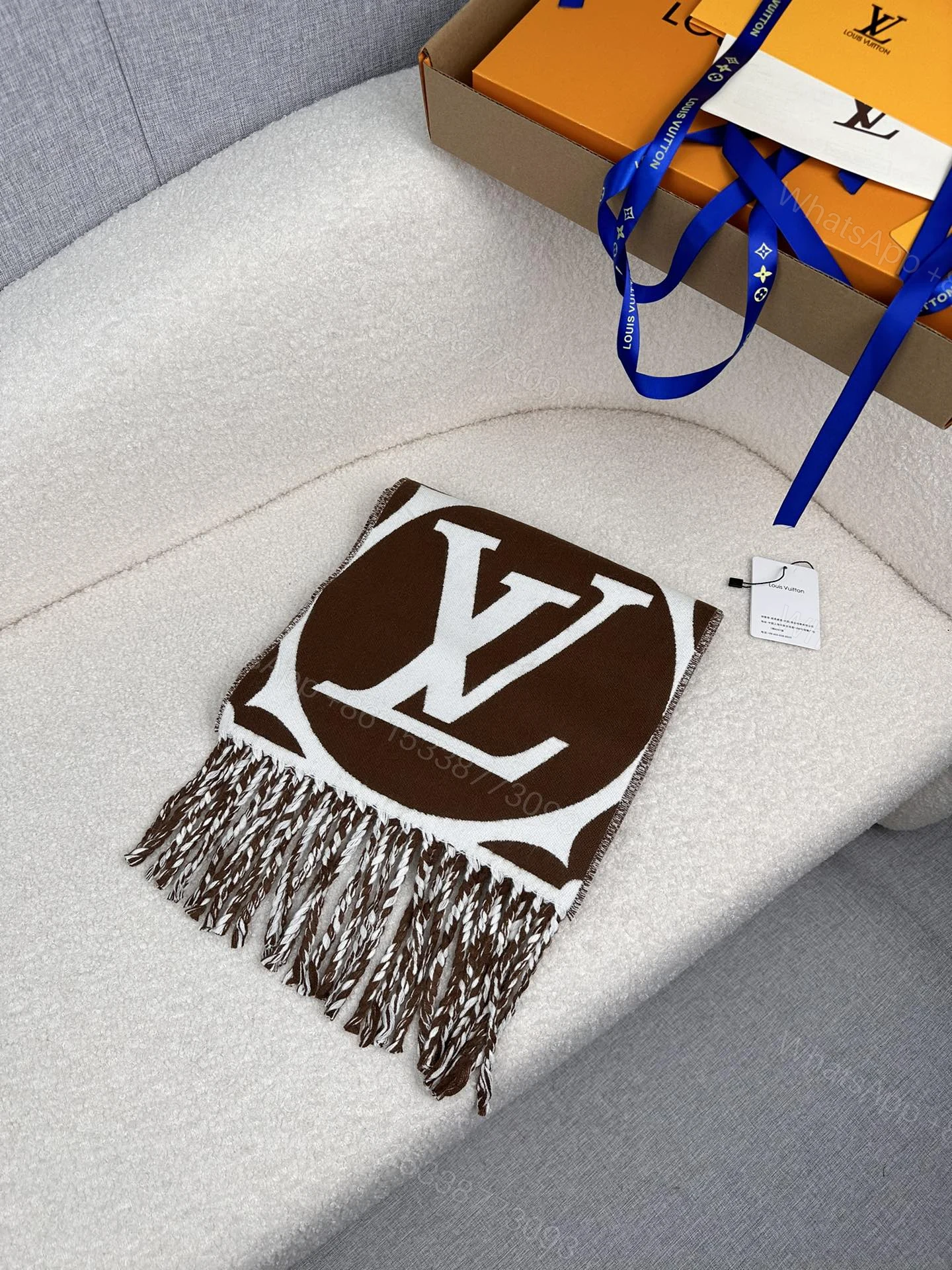 LV A貨棕白大Logo圍巾 流蘇時尚百搭 — view 1