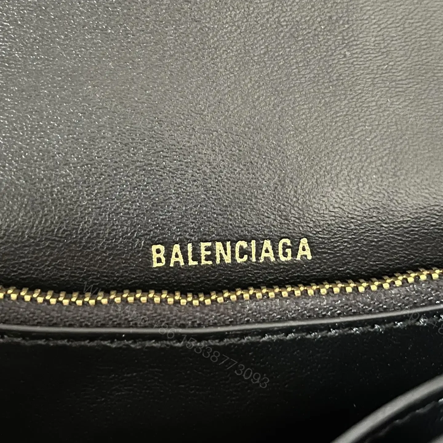 View 16 of 高仿Balenciaga*Crush系列鱷魚皮沙漏包黑色M