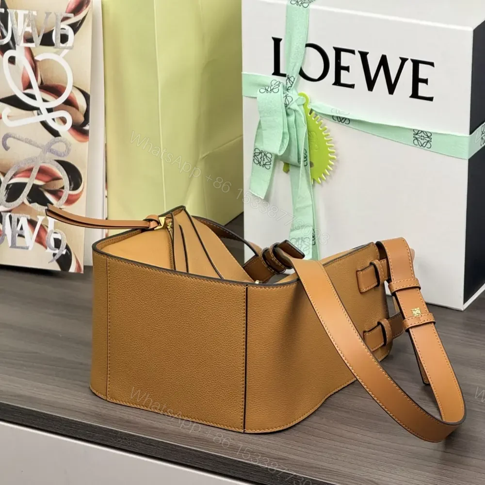 View 5 of 高仿Loewe*Hammock系列5542粒面小牛皮吊床手袋焦糖色小號免檢版