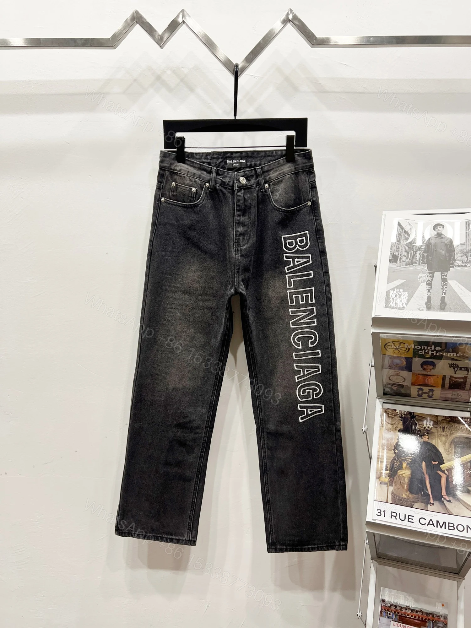 Balenciaga 一比一男士黑色直筒牛仔褲 簡約大LOGO字樣設計 — view 1