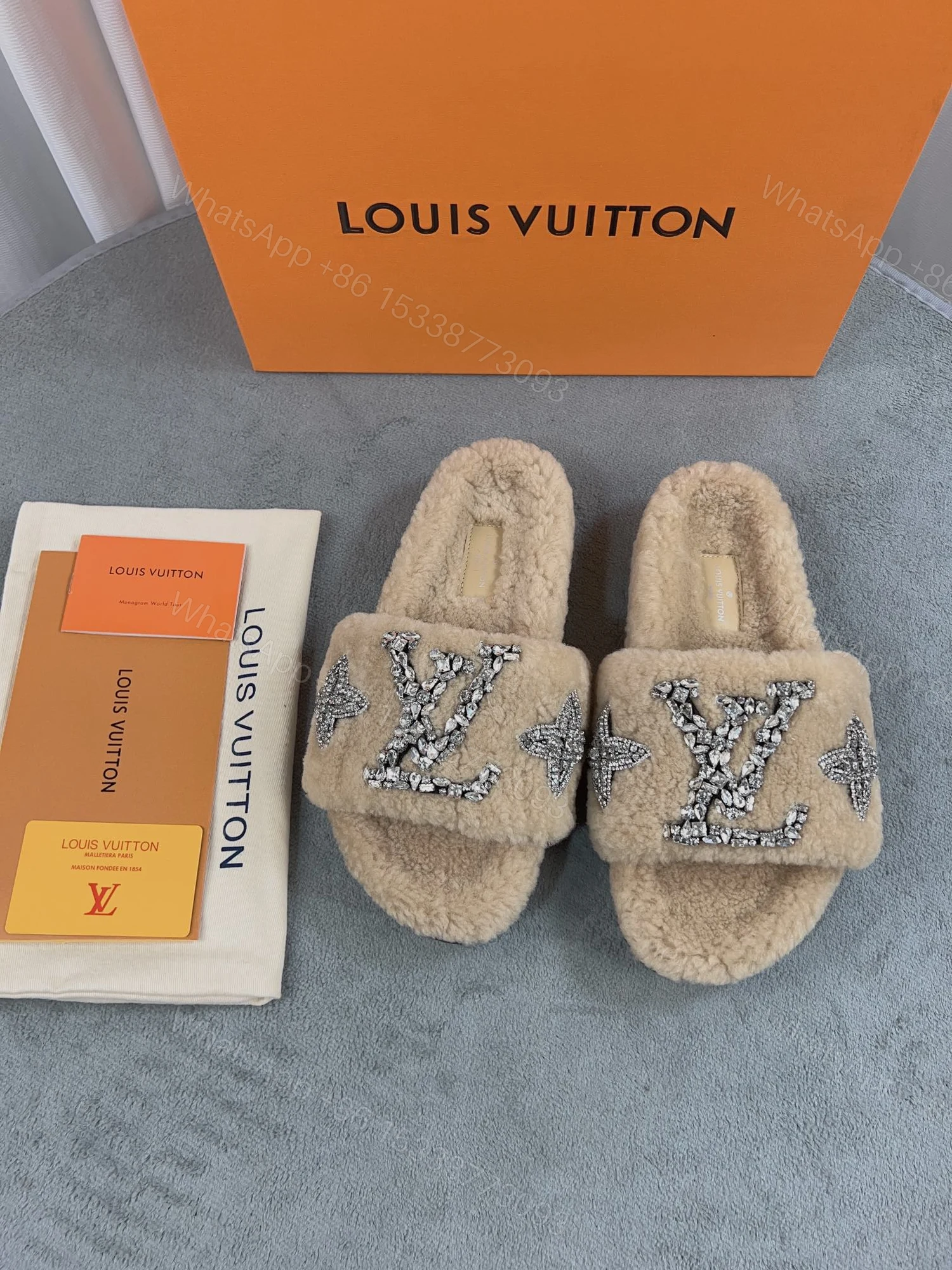 LV 高仿毛絨拖鞋 米色水鑽刺繡款 — view 1