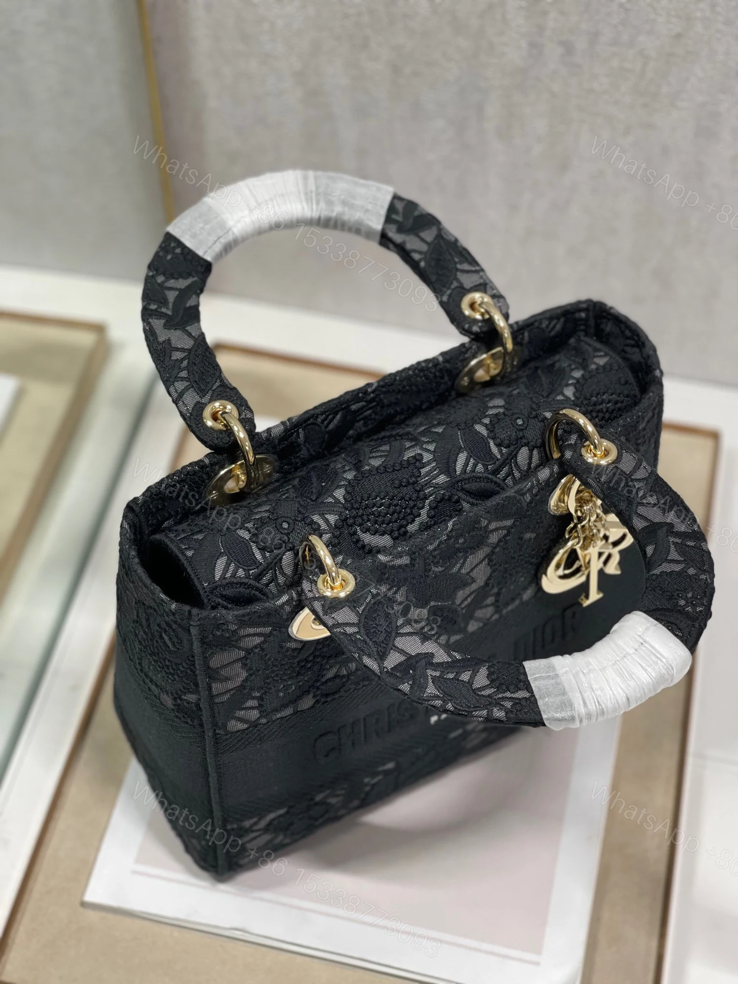 View 3 of Túi Xách Dior Lady Họa Tiết Ren Hoa Nữ Màu Đen Rep 11 Cao Cấp 24cm