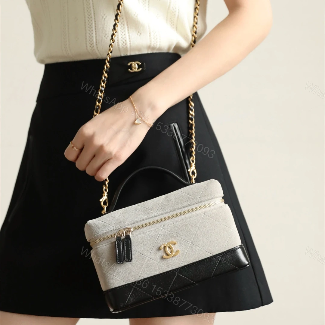 View 17 of 高仿Chanel*26S系列AP5186麂皮羊皮拼色化妝包灰色免檢版