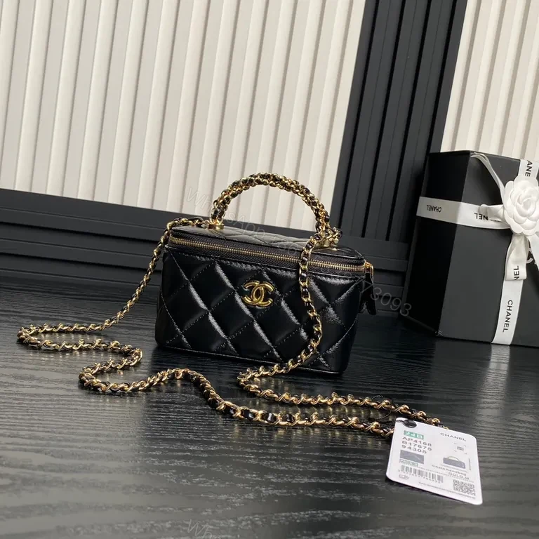 Chanel-Style Quilted Chain Bag: Compact Luxury Crossbody Bag — view 1