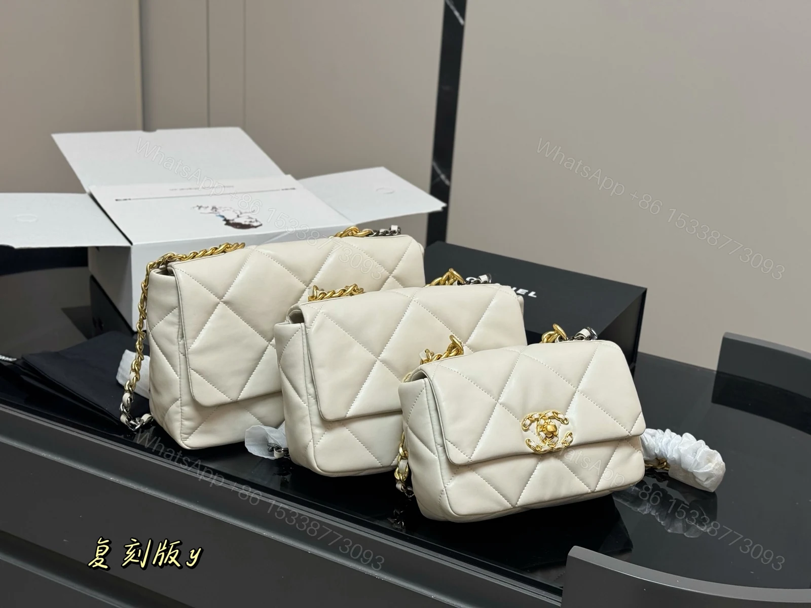 Chanel 高仿奶白色復刻版 19 珍珠鏈條翻蓋包 — view 1