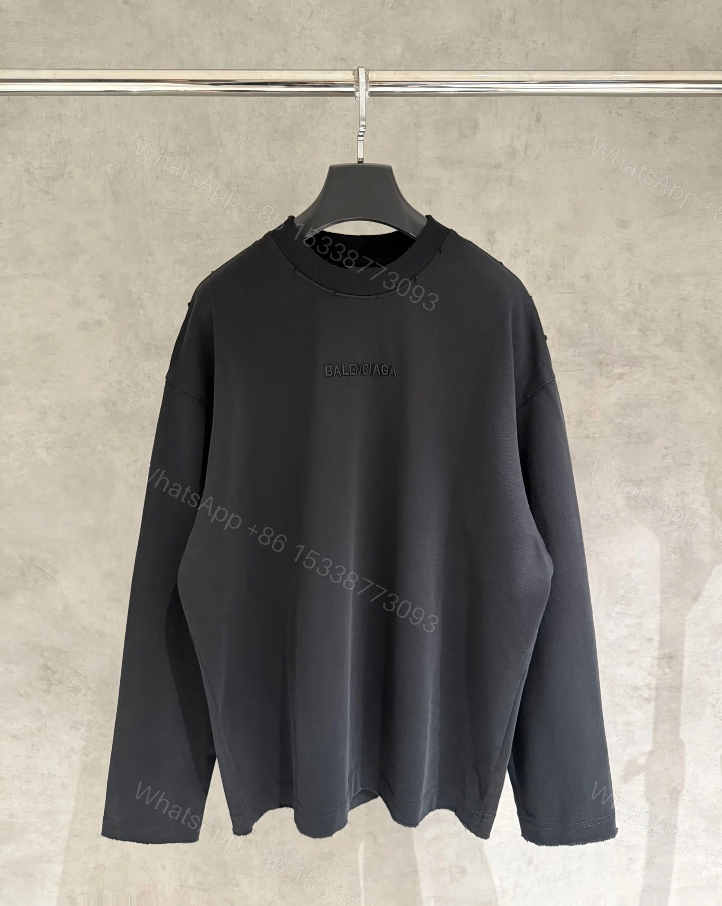 Balenciaga 原單黑色浮雕LOGO長袖T恤 內斂低調極簡風設計 — view 1