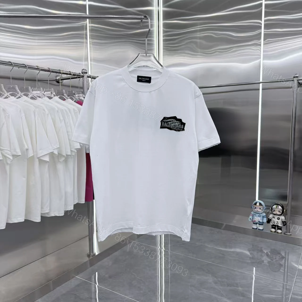 Balenciaga 高仿 男款 復古徽章Logo短袖T恤 白色簡約時尚 — view 1
