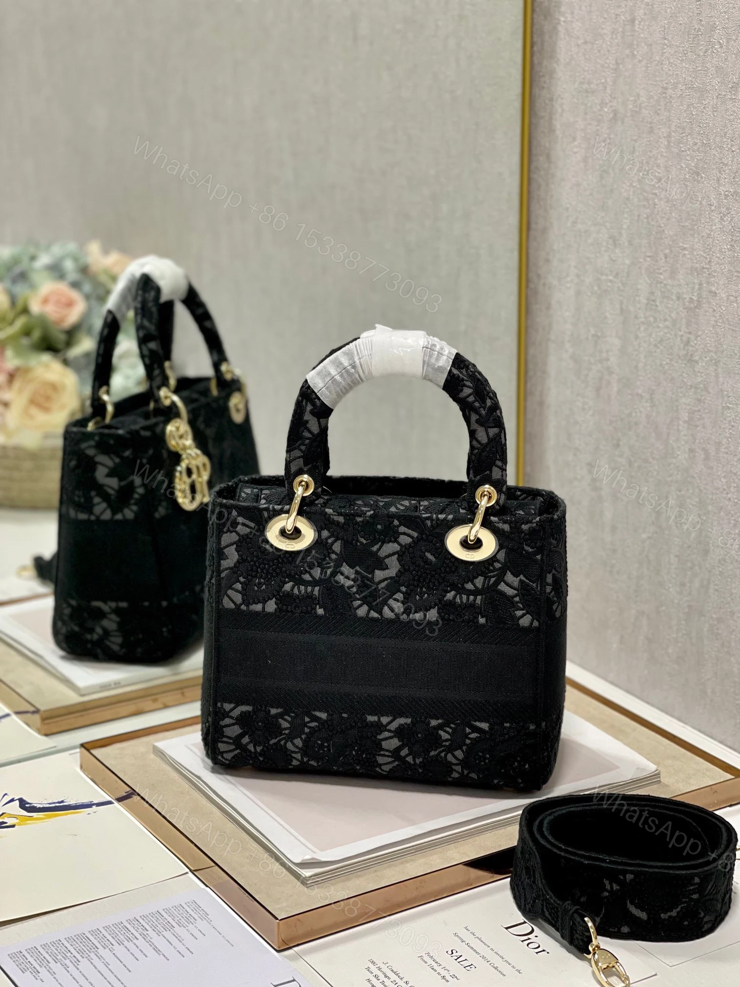 View 8 of Túi Xách Dior Lady Họa Tiết Ren Hoa Nữ Màu Đen Rep 11 Cao Cấp 24cm