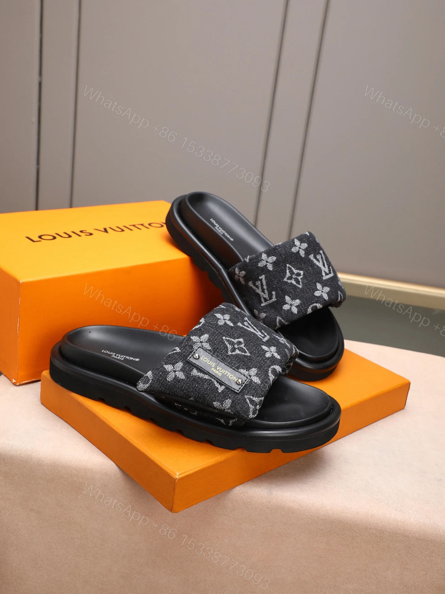 LV A貨 男款 Monogram黑底經典拖鞋 簡約印花設計 休閒款 — view 1