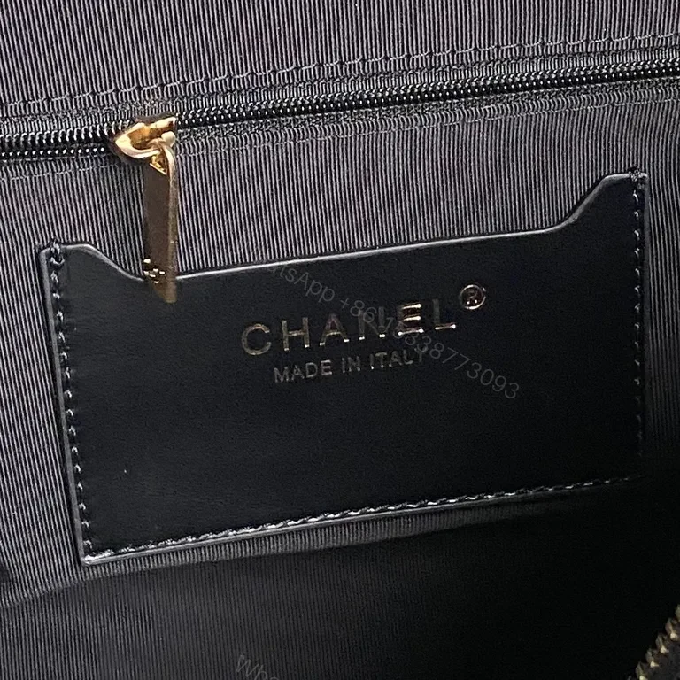 View 6 of Chic Quilted Black Chain-Handle Bag: Luxury Everyday