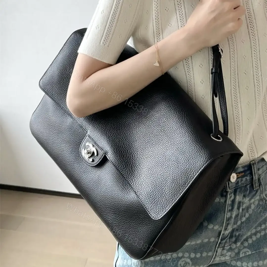 View 19 of 高仿Chanel*26S系列AS6233粒面小牛皮翻蓋包黑色超大號免檢版