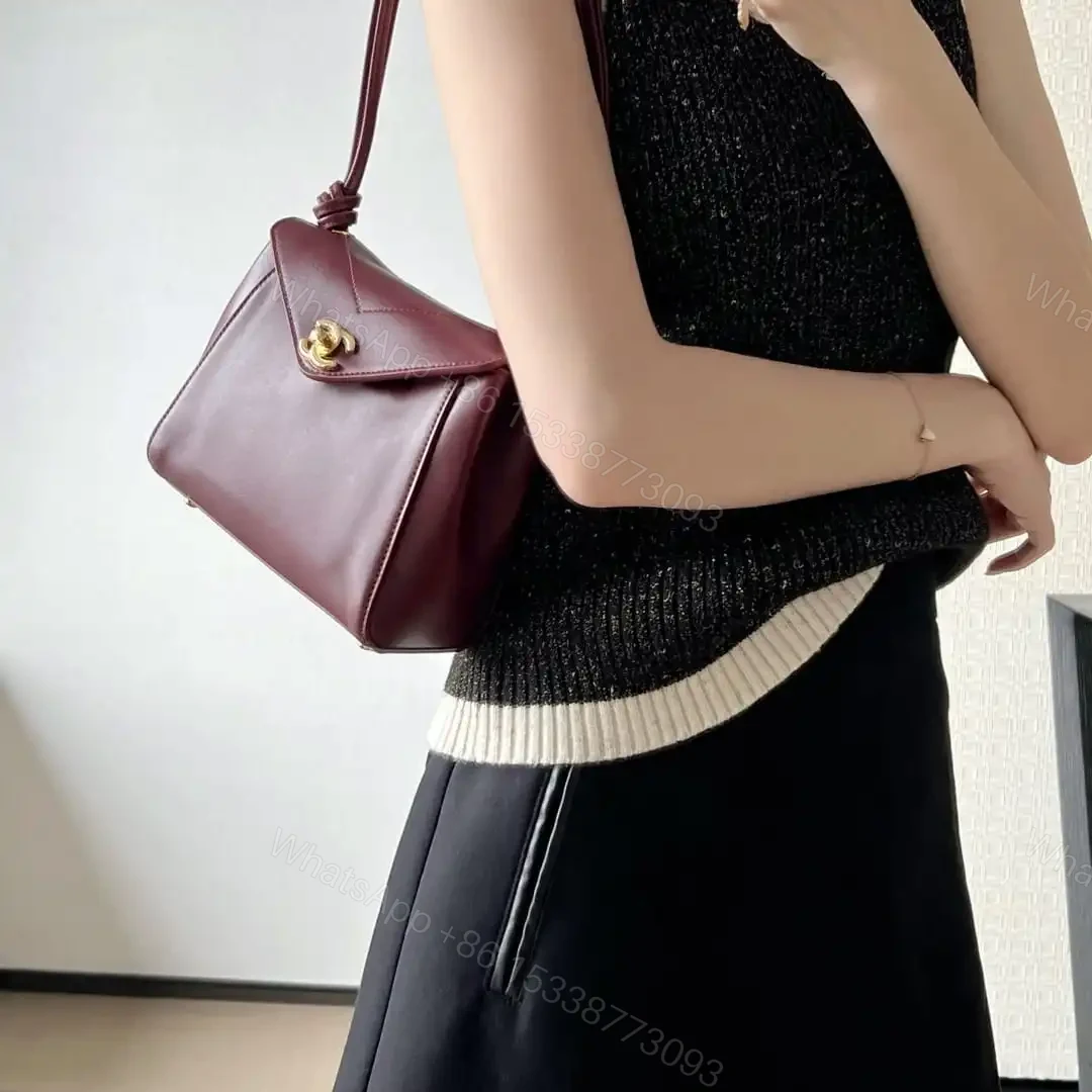 View 19 of 高仿Chanel*26A系列AS6223高級手工坊口蓋包酒紅色小號免檢版