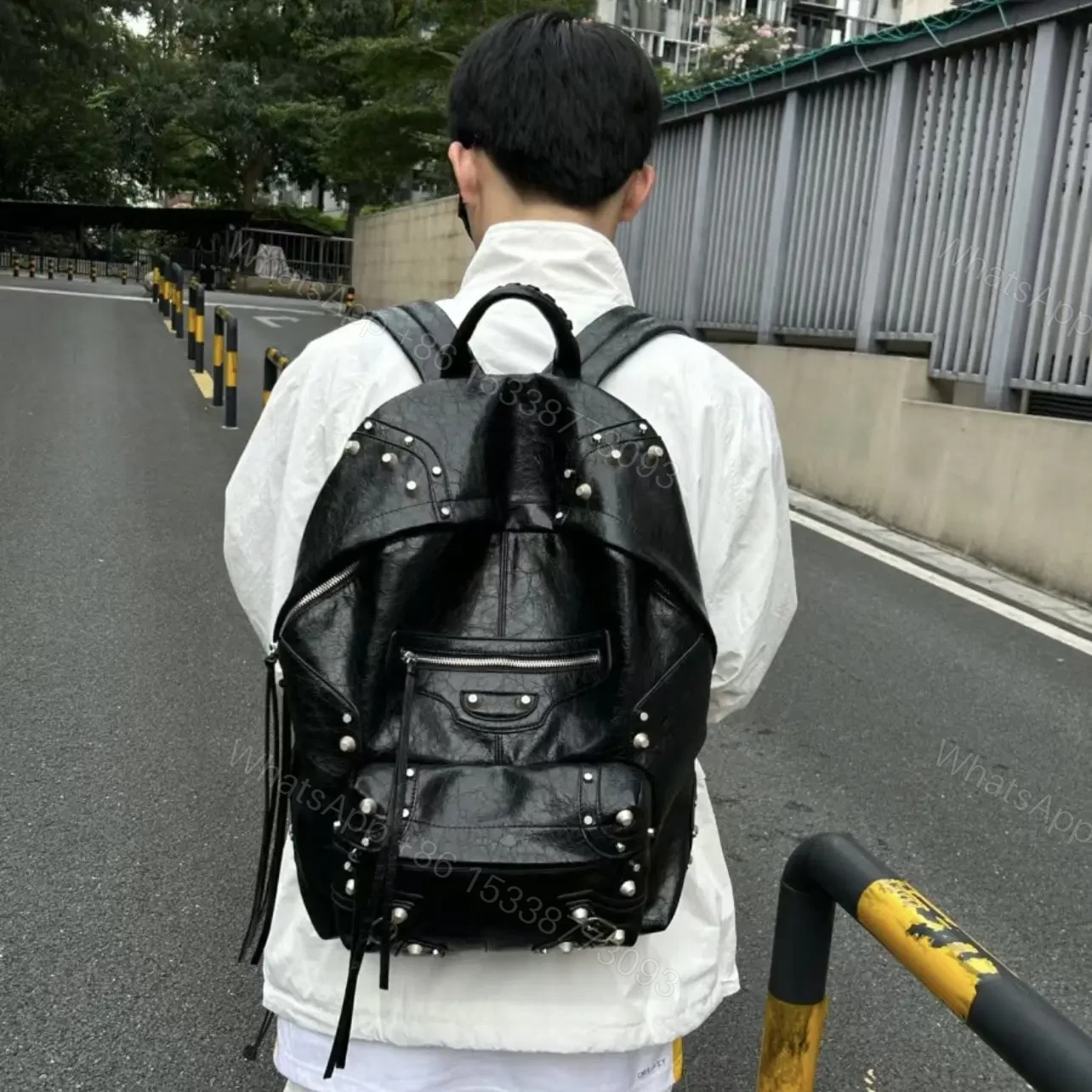 View 11 of 高仿BalenciagaLeCagole系列鉚釘雙肩包