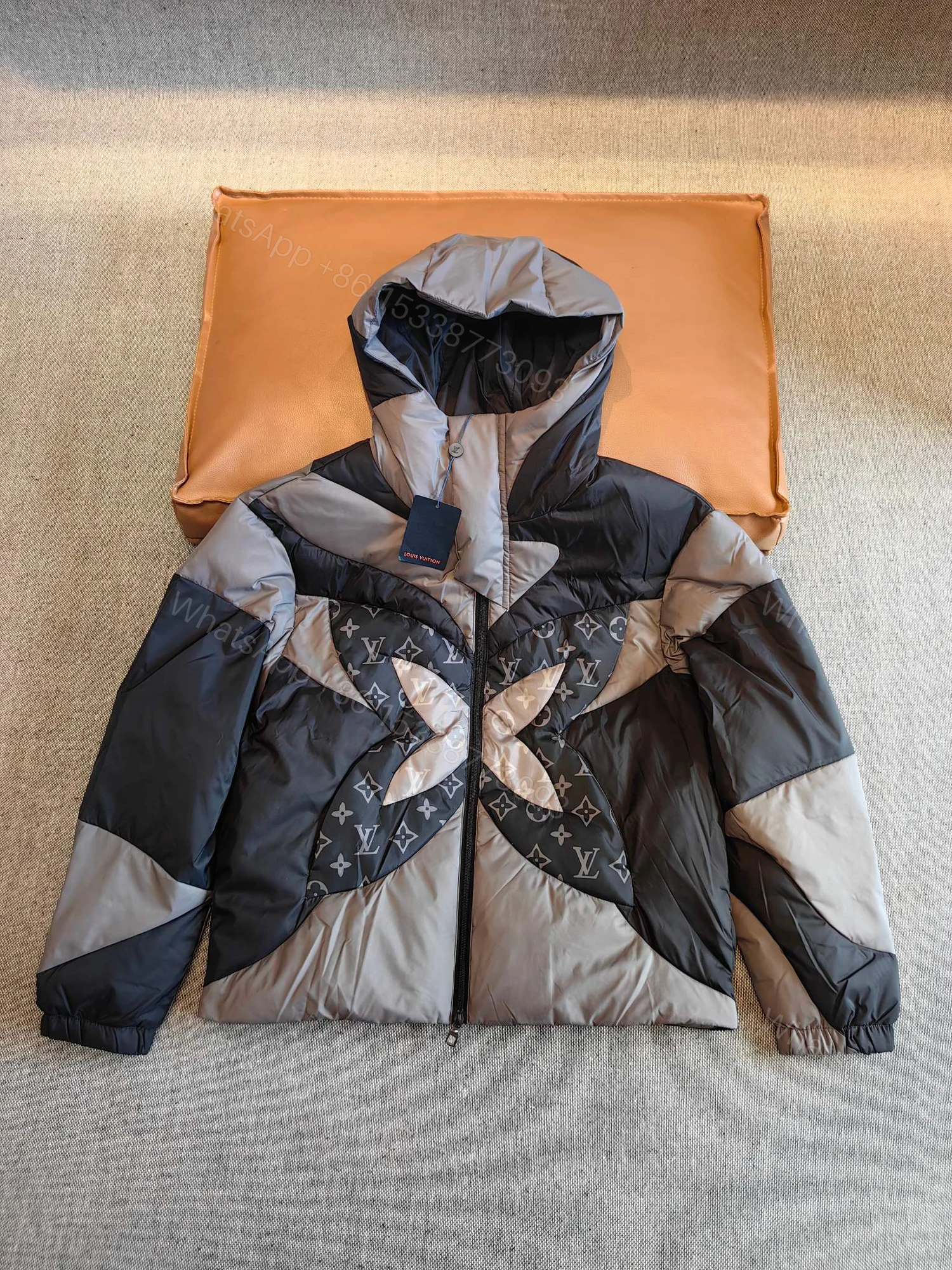 LV 精品仿製拼接羽絨外套 立體Monogram幾何設計 保暖時尚 — view 1