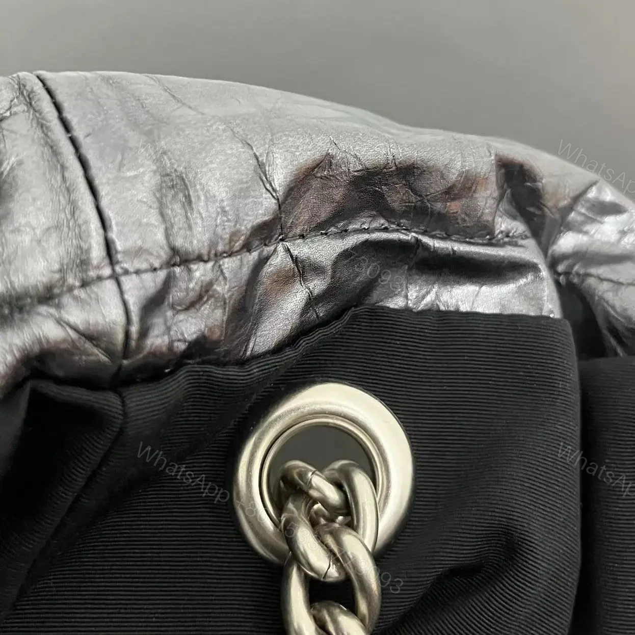 View 15 of 高仿Balenciaga2023Crushtote褶皺牛皮購物袋大號