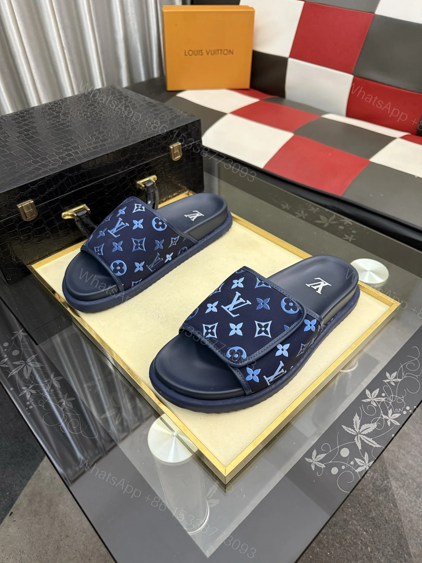 LV 一比一 男款 Monogram拖鞋 藍色印花時尚休閒款 — view 1