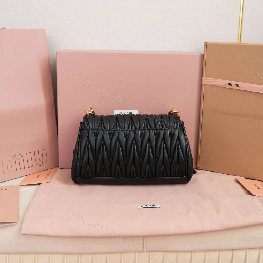 View 2 of 高仿miumiu*Matelasse系列5BD266單肩斜挎包黑色免檢版