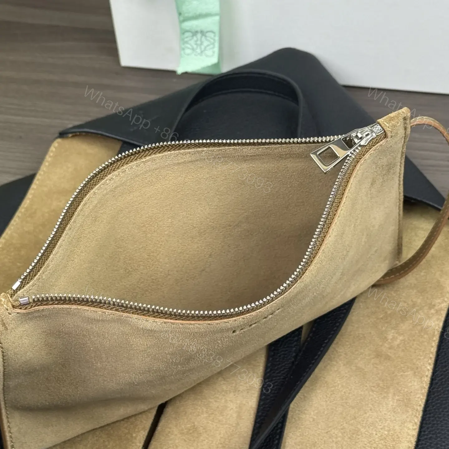 View 15 of 高仿Loewe*Fold系列1100幾何Tote包黑色中號免檢版
