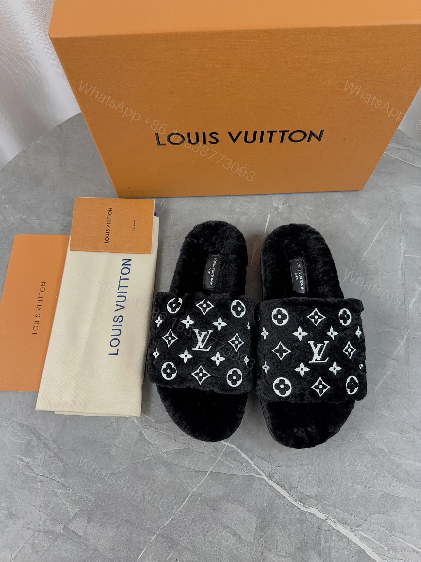 LV 高仿毛絨拖鞋 黑底白Logo 經典百搭必收 — view 1