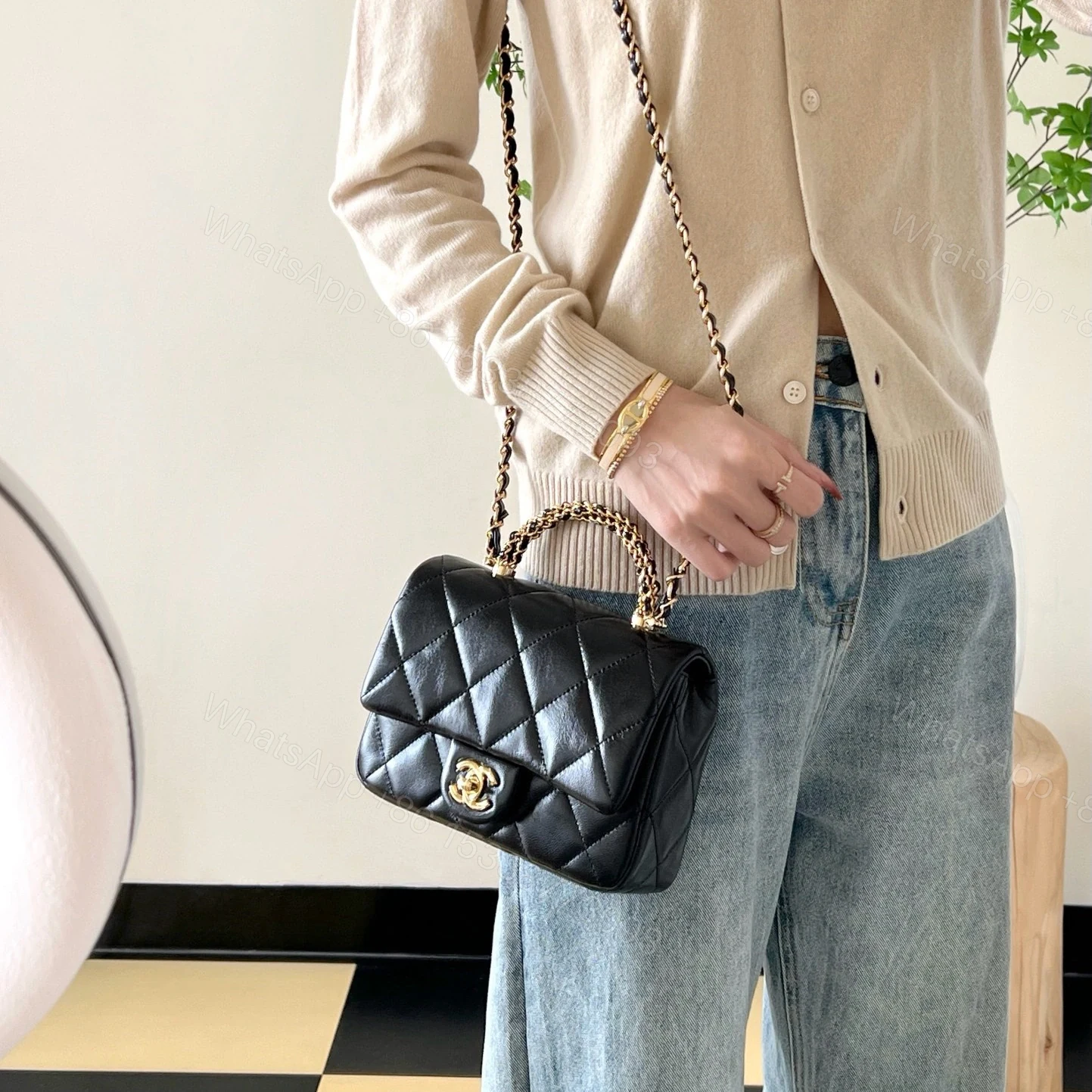 View 20 of 高仿Chanel*24B系列AS5032小羊皮單肩包黑色小號免檢版
