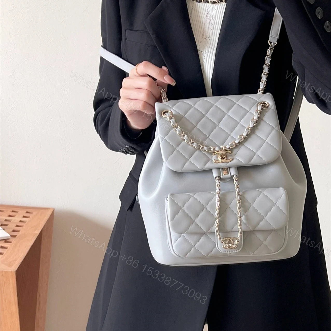 View 17 of 高仿Chanel*24K系列AS2908小牛皮淡灰雙肩包大號免檢版