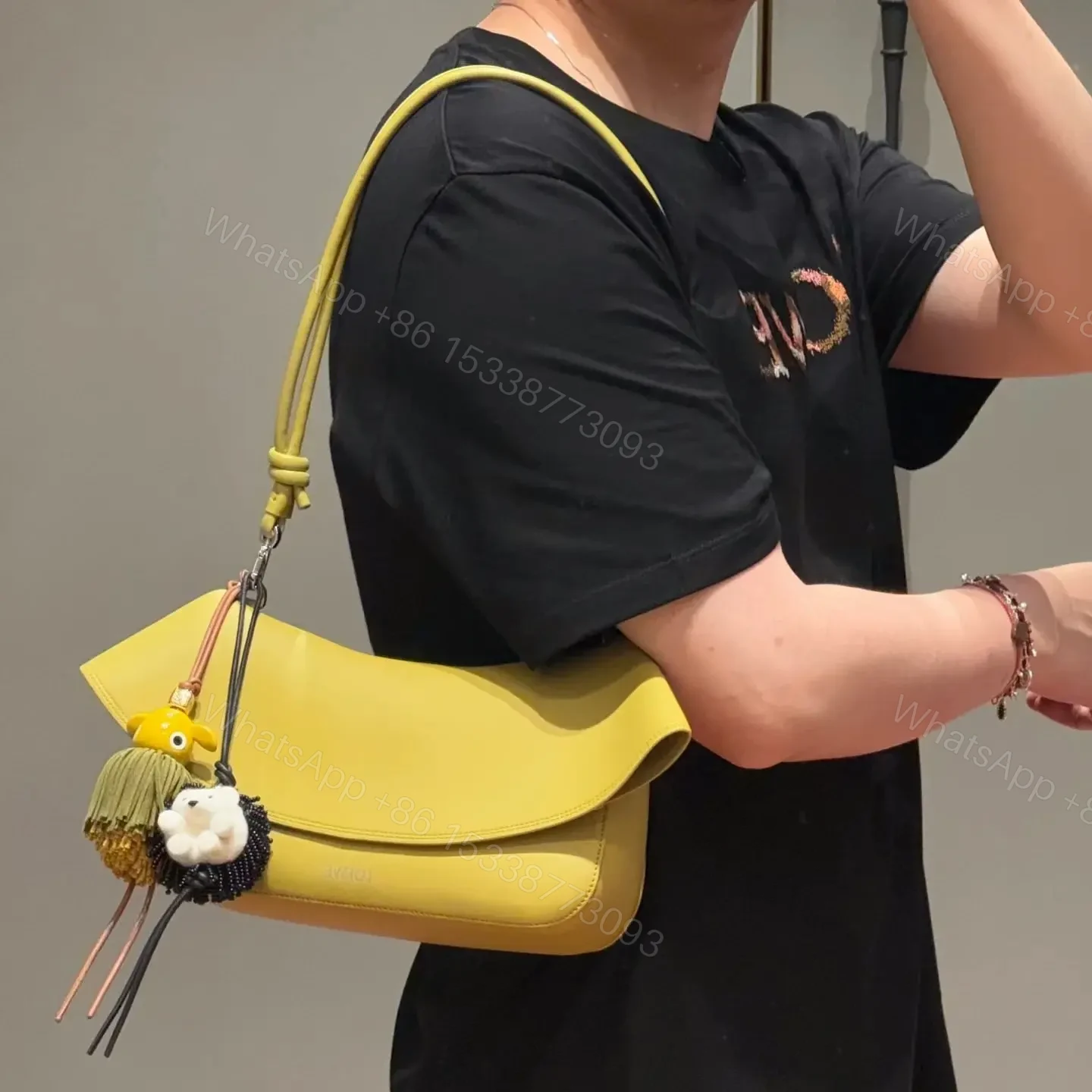 View 18 of 高仿Loewe*Ola系列7848小牛皮腋下包薑黃色中號免檢版
