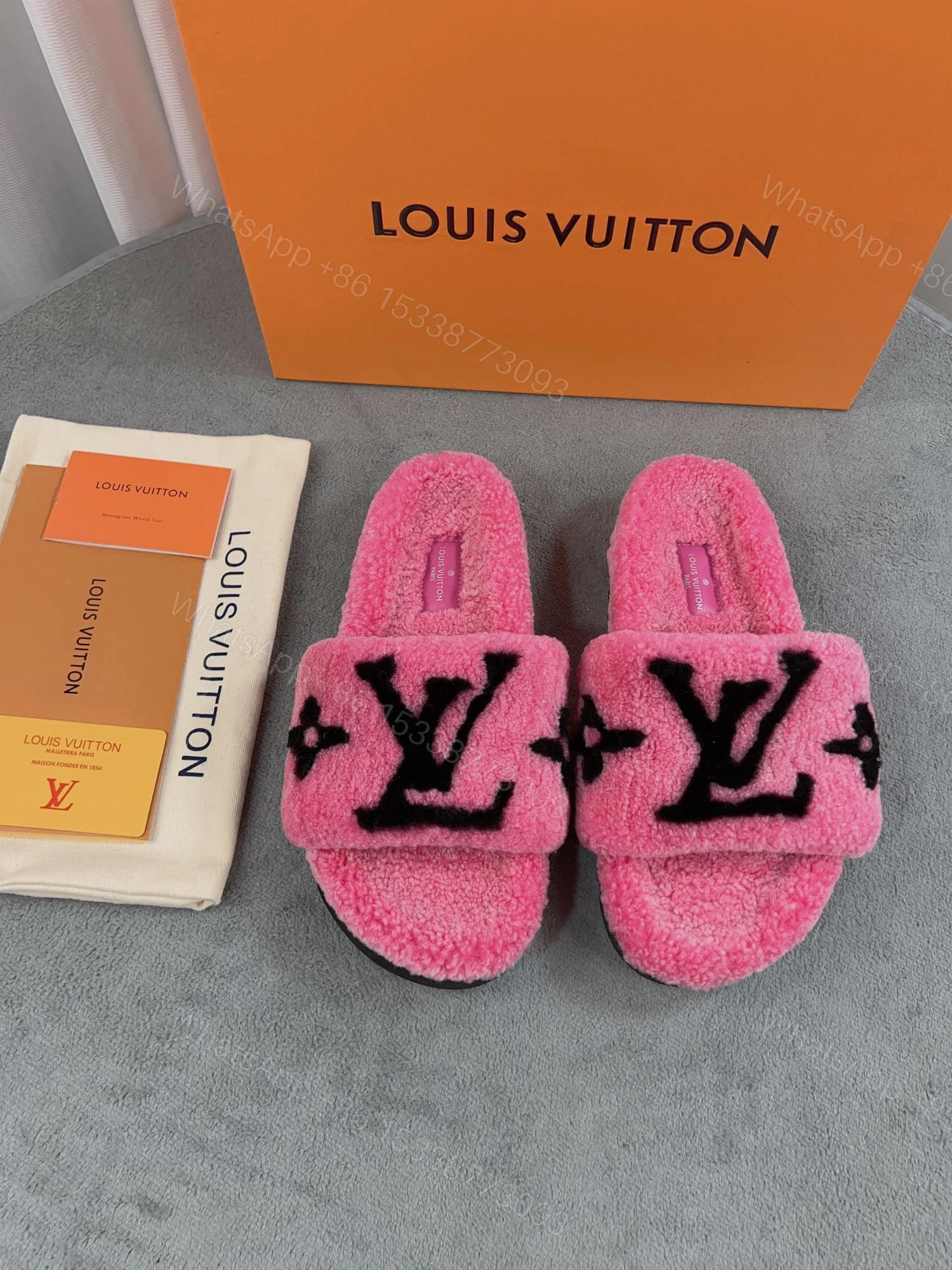 LV 高仿毛絨拖鞋 玫紅黑大LOGO時尚款 — view 1