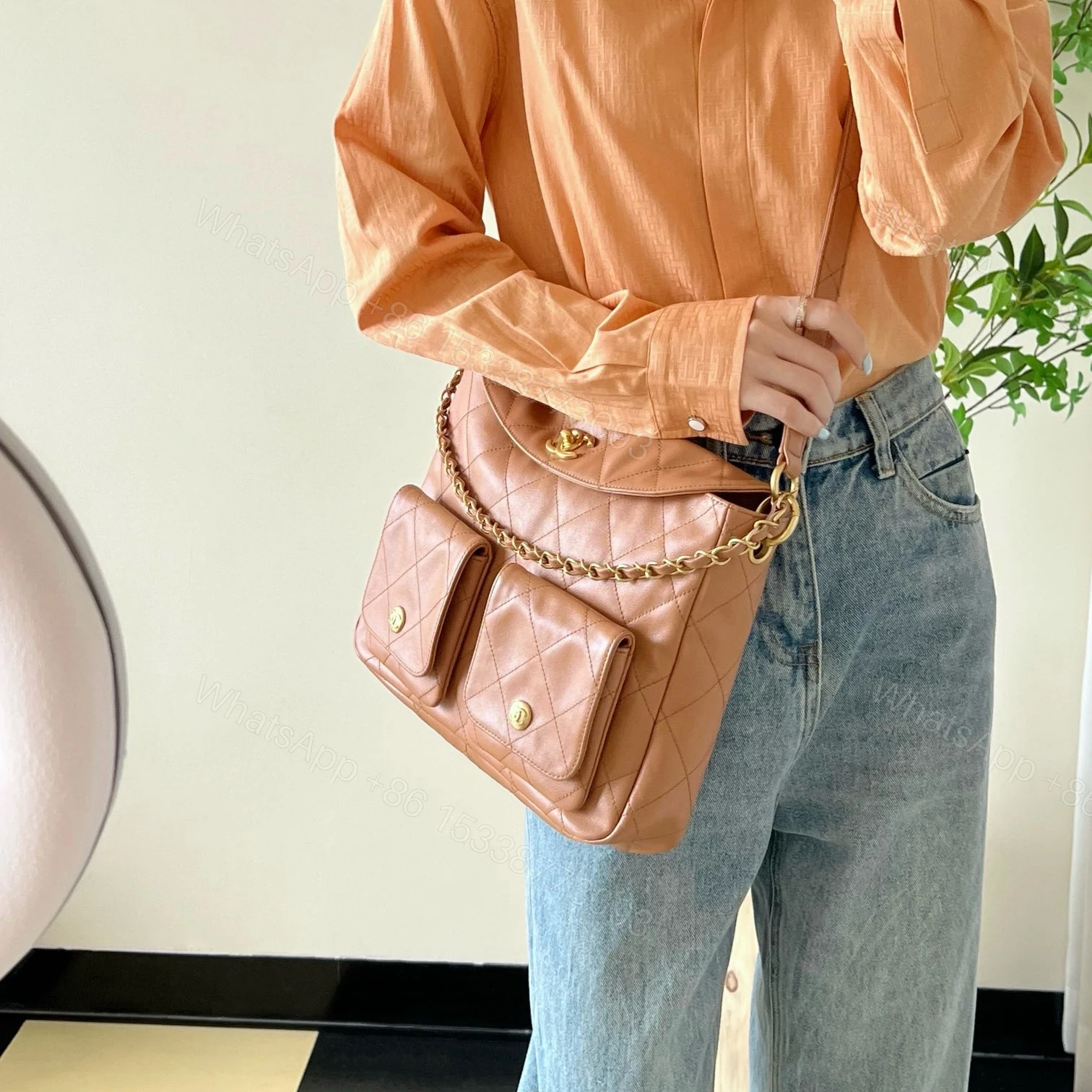 View 22 of 高仿Chanel*24P系列AS4668夾層郵差包棕金色中號免檢版