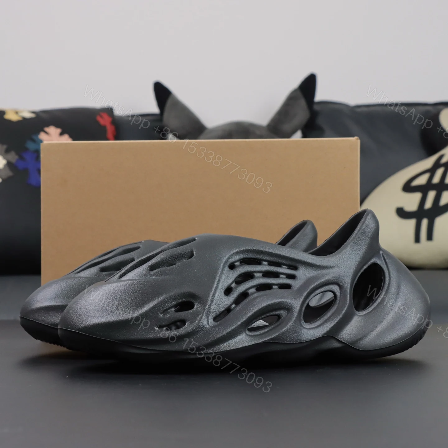 Yeezy Foam Runner Onyx Reps — view 1