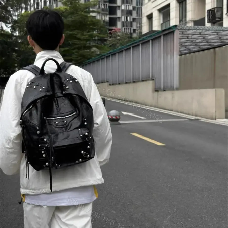 View 13 of 高仿BalenciagaLeCagole系列鉚釘雙肩包