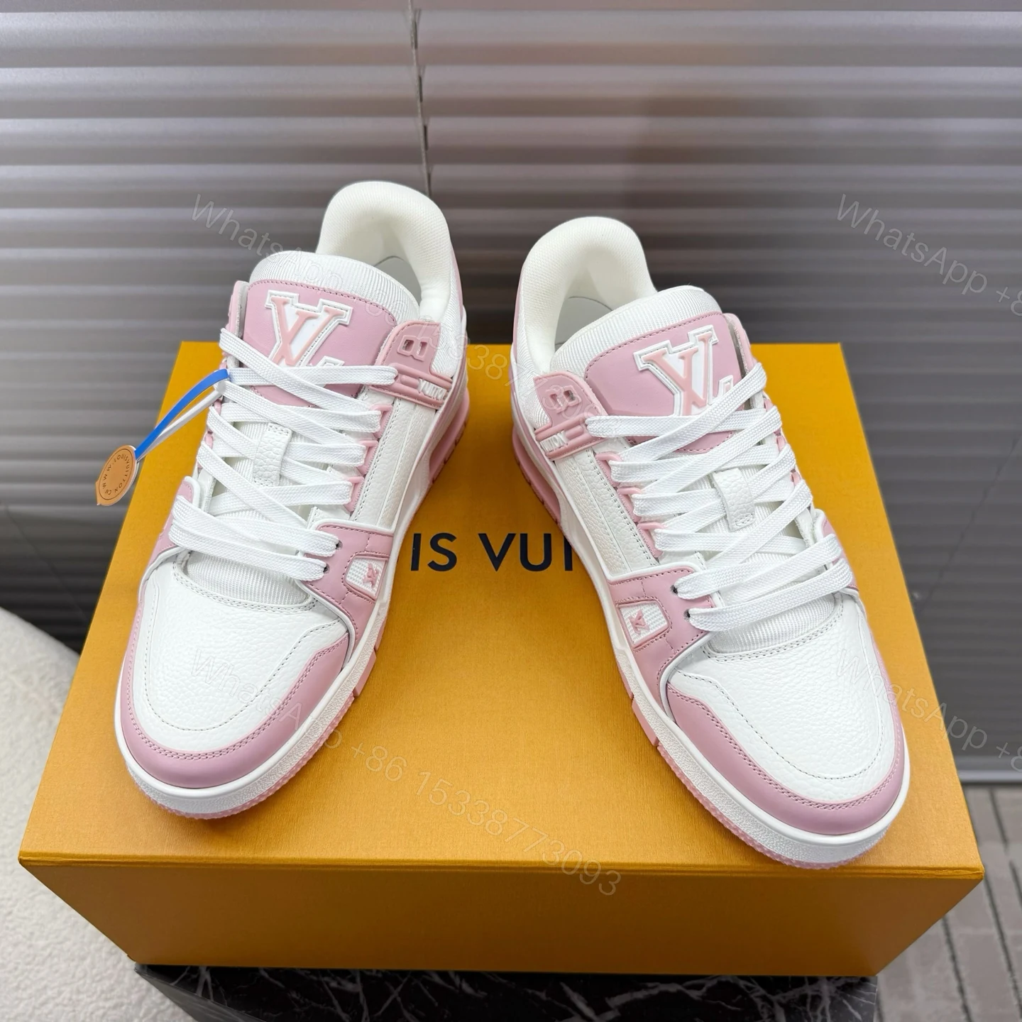 LV 一比一運動鞋 粉白配色 低幫百搭時尚休閒鞋 — view 1