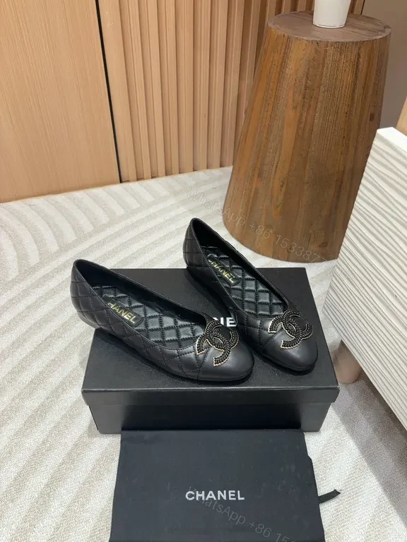 Chanel-Style Quilted Leather Ballet Flats – Interlocking Emblem — view 1