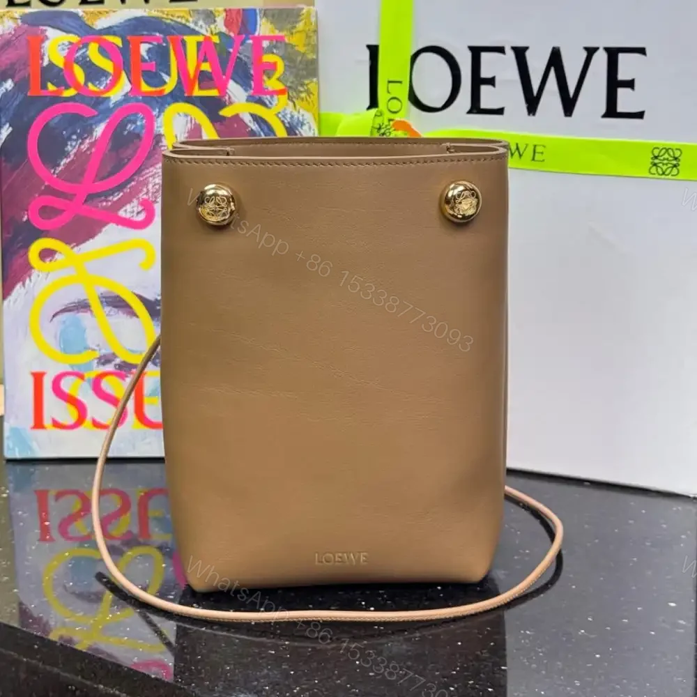 高仿Loewe*Pebble系列3980小牛皮斜跨包橡木色免檢版 — view 1