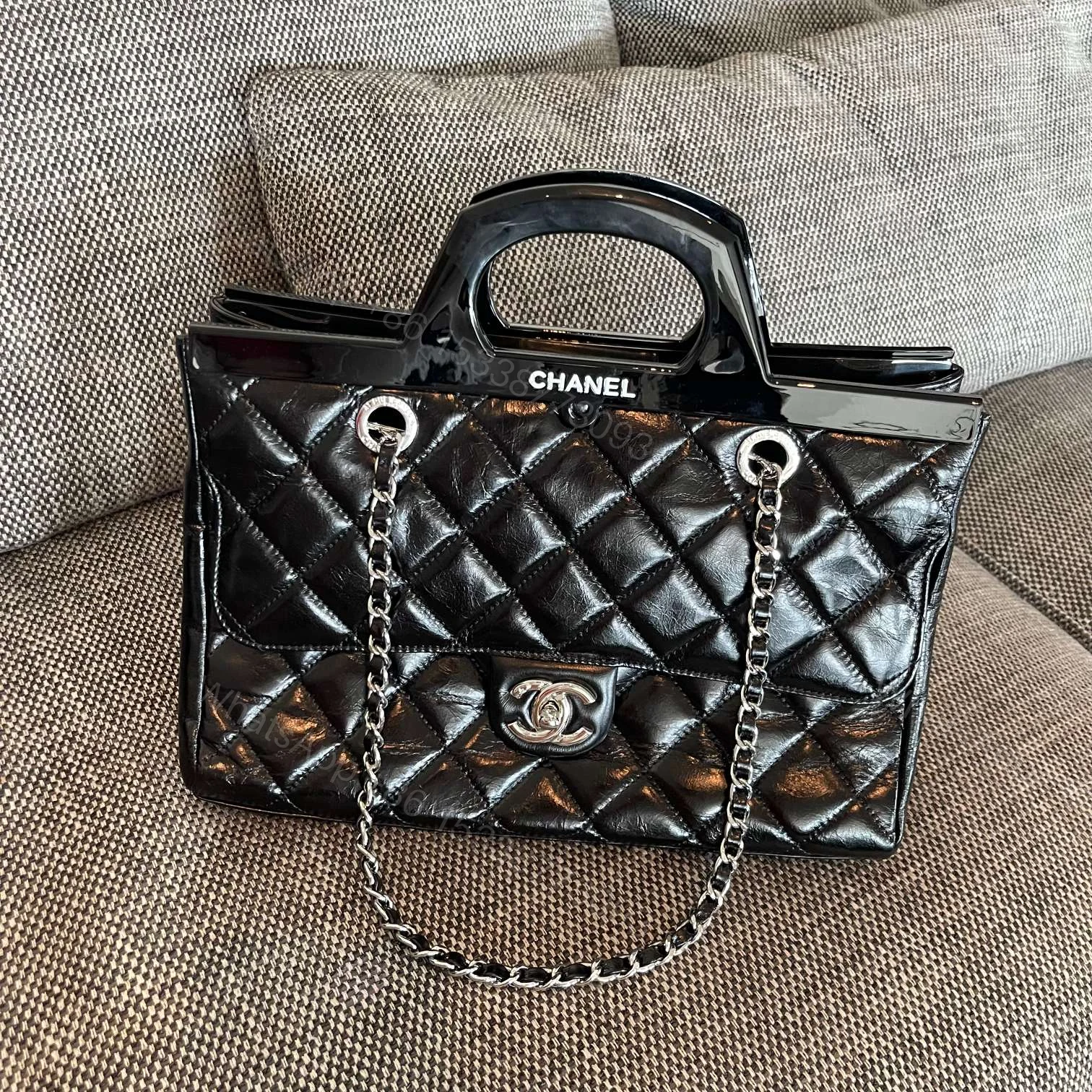 CHANEL 一比一復刻 黑色亮面菱格托特包 經典銀鏈條手提包 — view 1