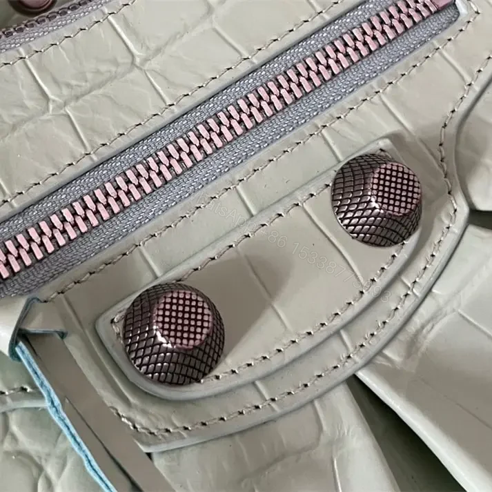 View 15 of 高仿Balenciaga*LeCagole系列餃子包薄荷綠S