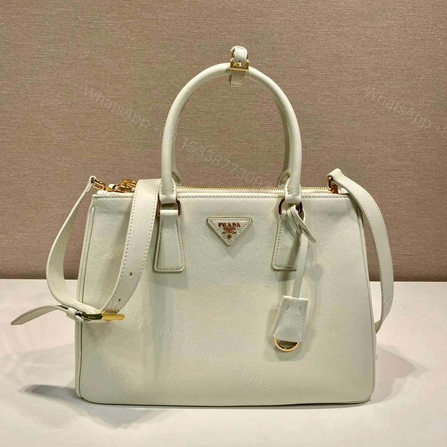 MEDIUM GALLERIA BAG 28 IN WHITE SMOOTH CALFSKIN GOLD HARDWARE — view 1